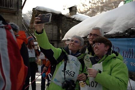 Alcuni partecipanti si scattano un selfie nella splendida cornice innevata della Frazione Perinera